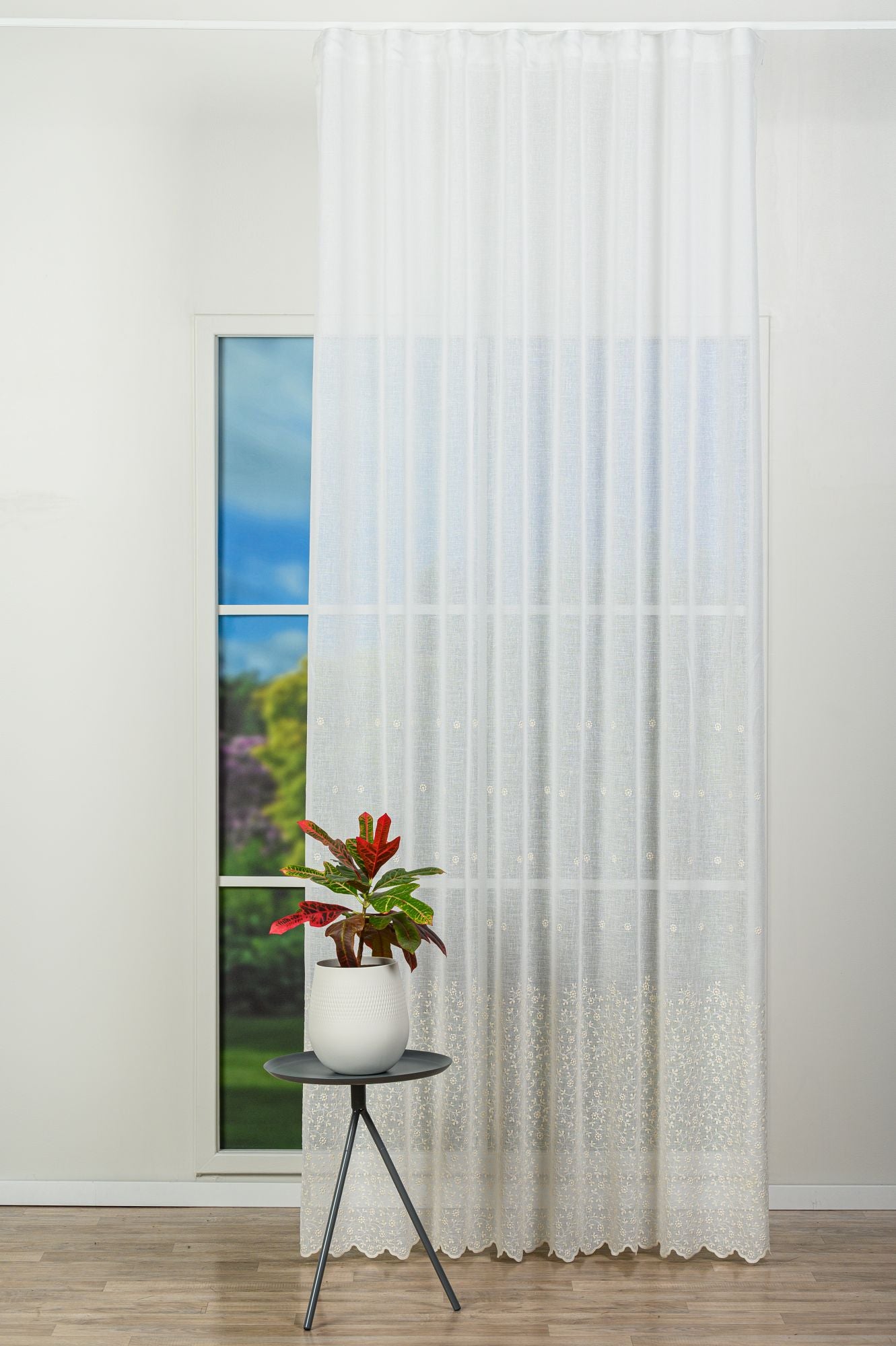 Perdea Splash 1906, albă, textură ca de in, cu broderie model floral bej