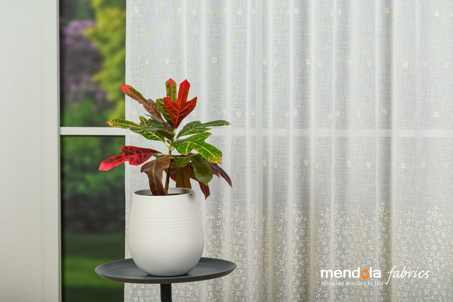 Perdea Splash 1906, albă, textură ca de in, cu broderie model floral bej