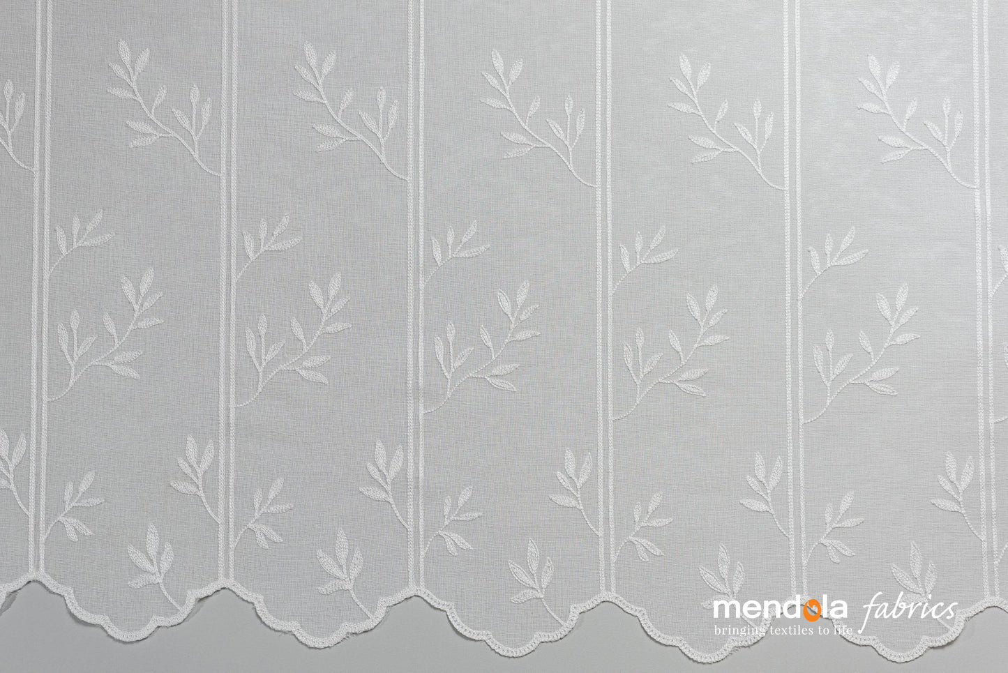 Perdea Fez C160, albă, cu broderie florală, pentru bucătărie