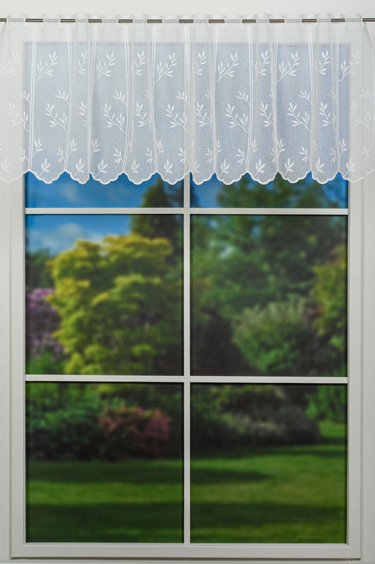 Perdea Fez C160, albă, cu broderie florală, pentru bucătărie