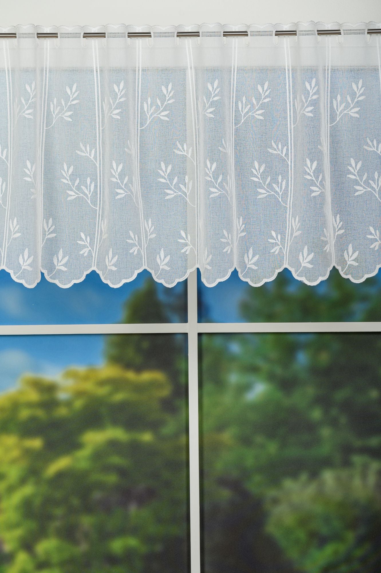 Perdea Fez C160, albă, cu broderie florală, pentru bucătărie