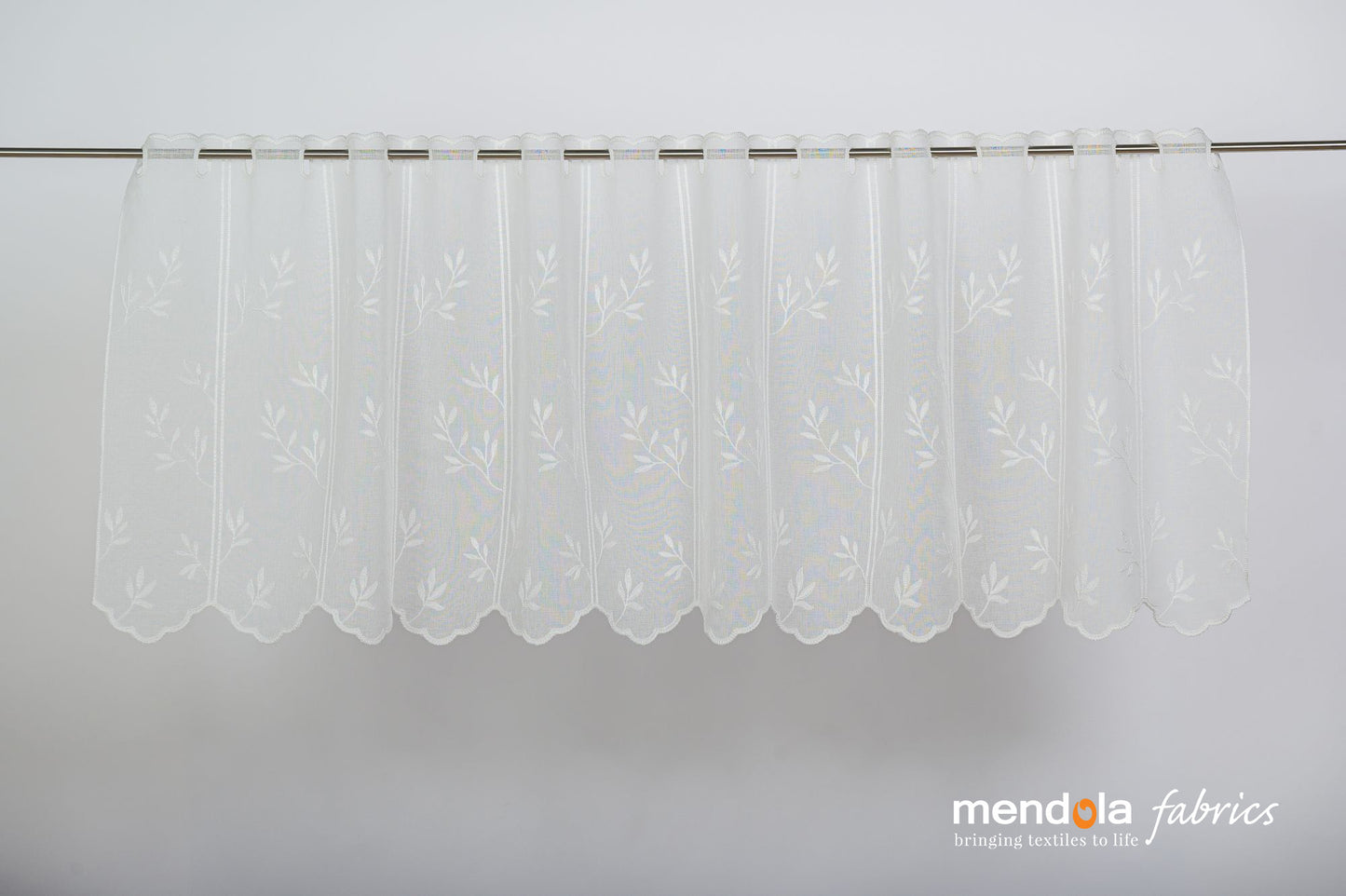 Perdea Fez C160, albă, cu broderie florală, pentru bucătărie