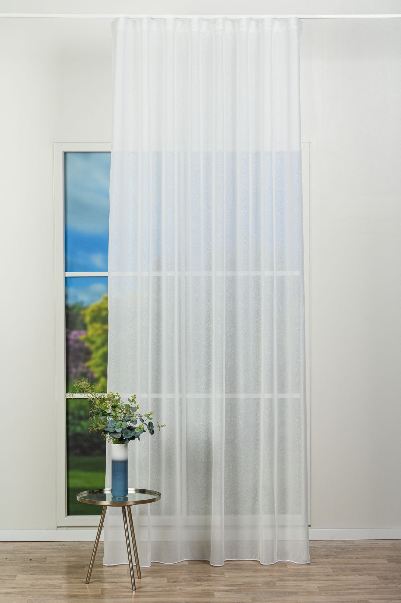 Perdea Sara 01, albă, transparentă, cu model subtil de frunze