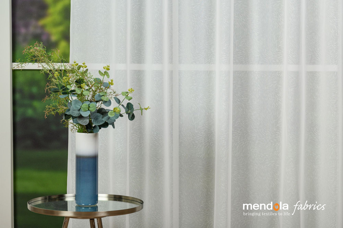 Perdea Sara 01, albă, transparentă, cu model subtil de frunze