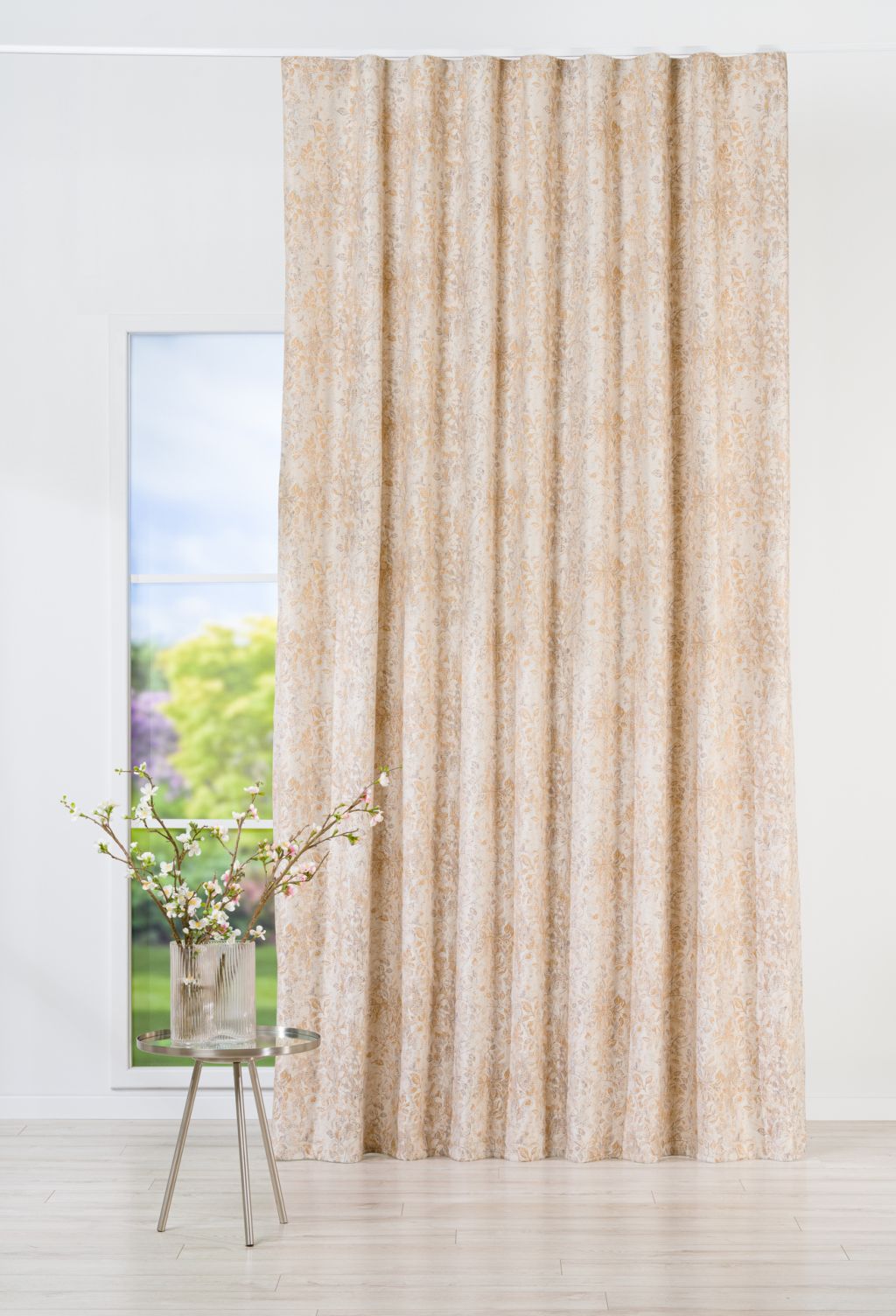 Draperie Arezzo V1, model floral bej, cafea și muștar, cu accente metalice aurii