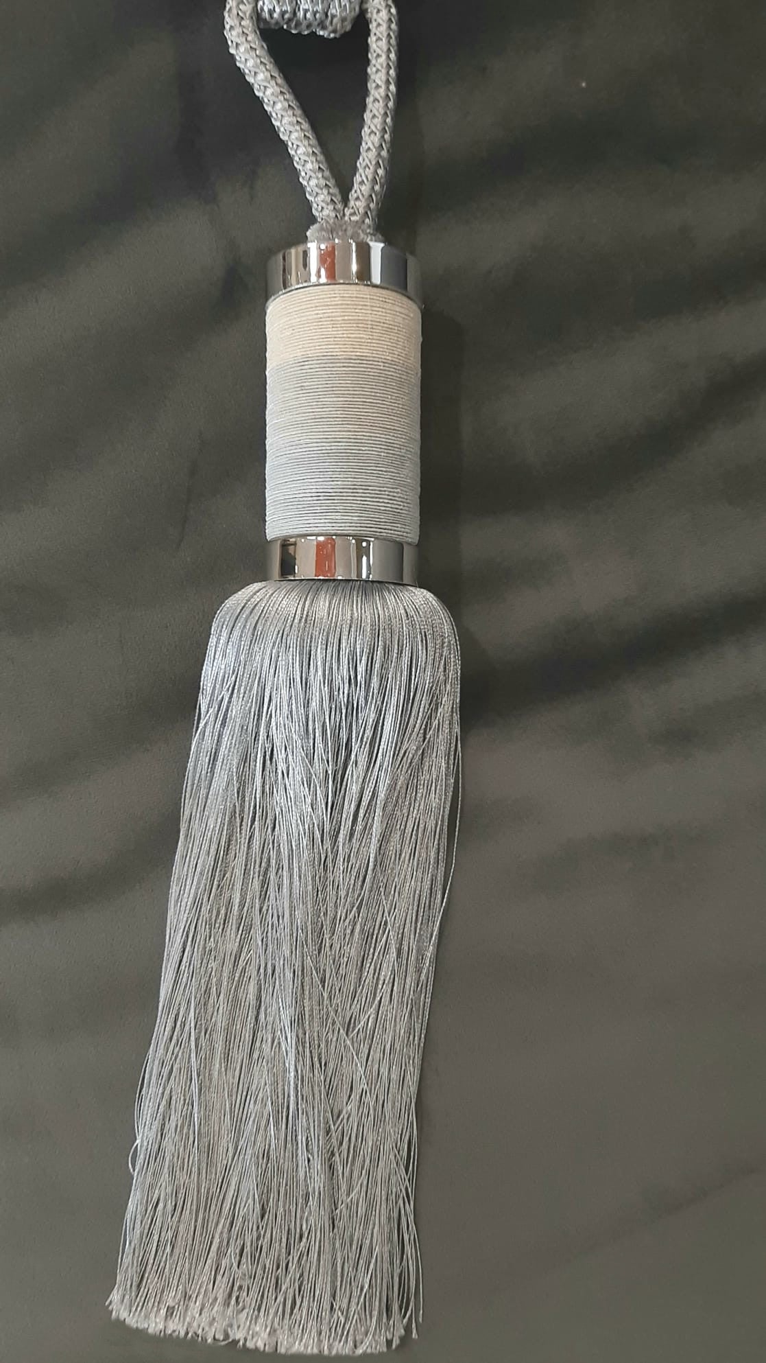 Canaf Silver, ciucure decorativ cu șnur pentru perdele și draperii, crem și gri, în degrade, 80 cm