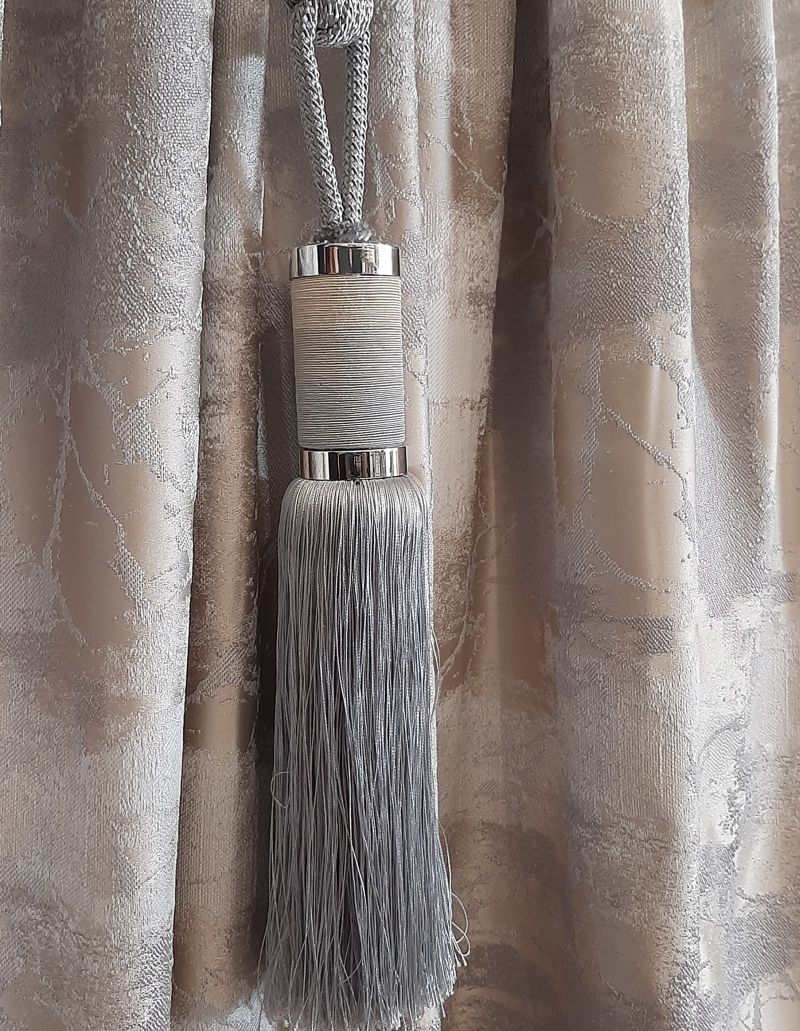 Canaf Silver, ciucure decorativ cu șnur pentru perdele și draperii, crem și gri, în degrade, 80 cm