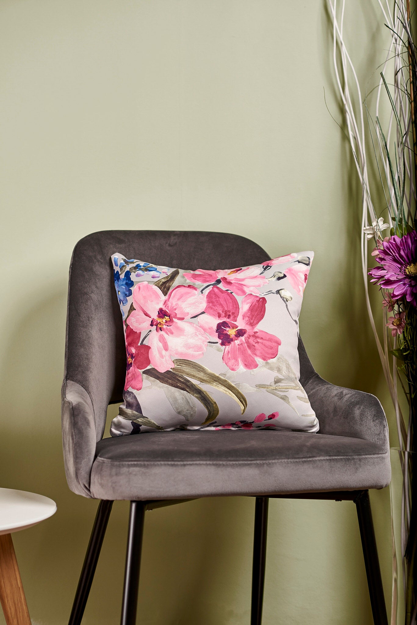 Față pernă BKP – Husă pernă decorativă 40×40, tafta texturată, gri deschis, cu model floral roșu, albastru, verde