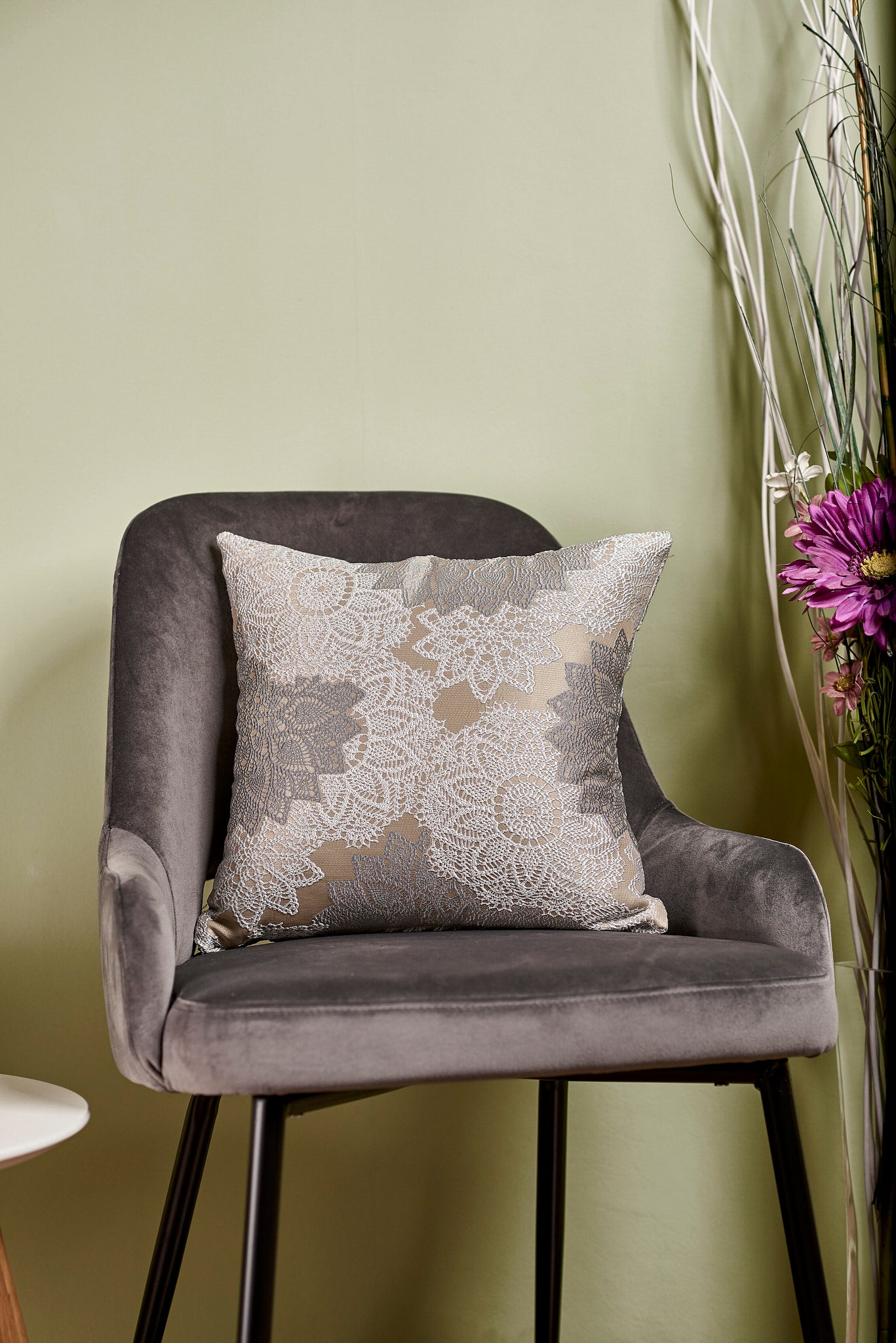 Față pernă Brode – Husă pernă decorativă 40×40, tafta texturată, auriu cu model țesut brodat cu gri petrol și gri satinat