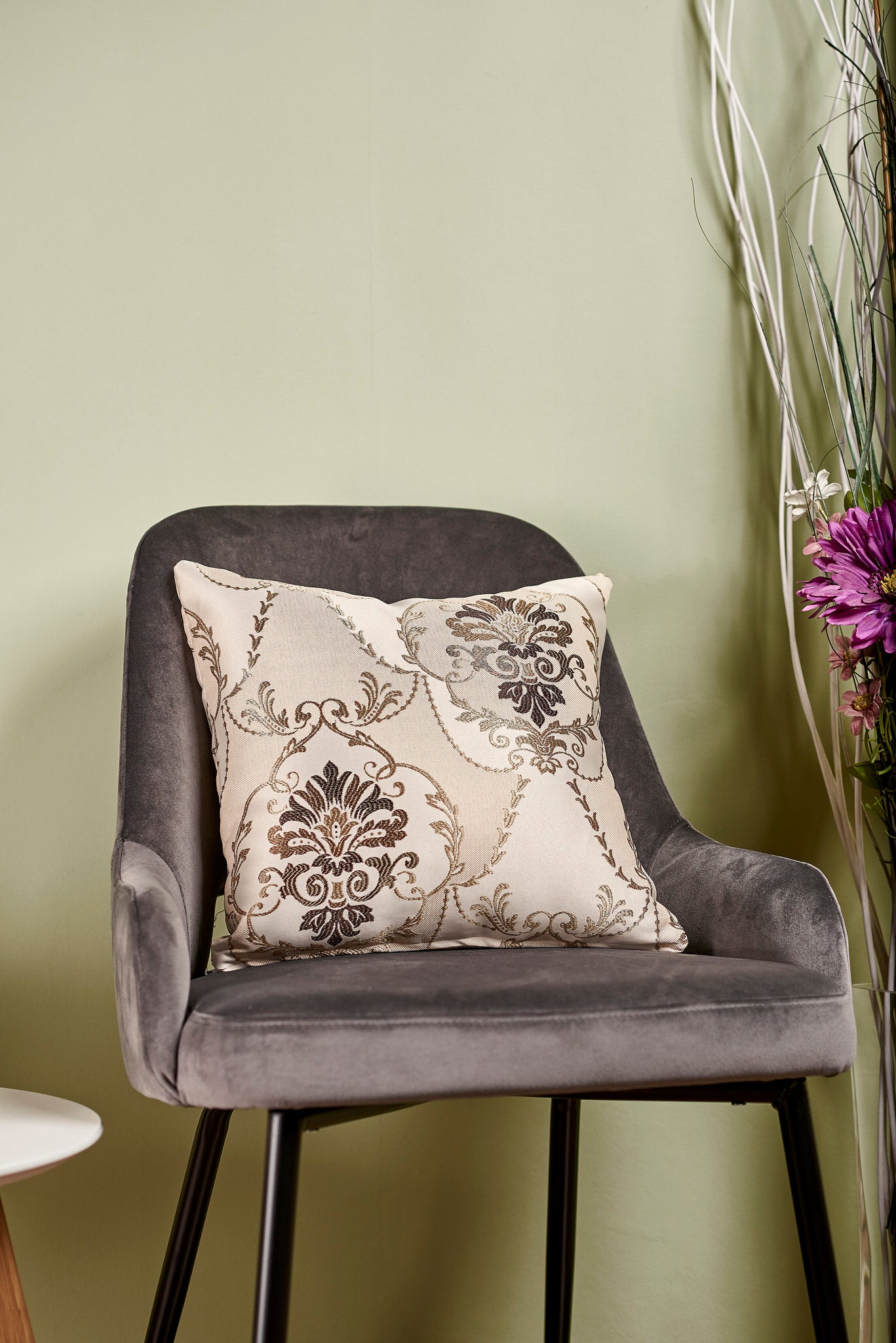 Față pernă Dubai – Husă pernă decorativă 40×40, tafta texturată, fond bej, model clasic baroc cu auriu, maro, crem