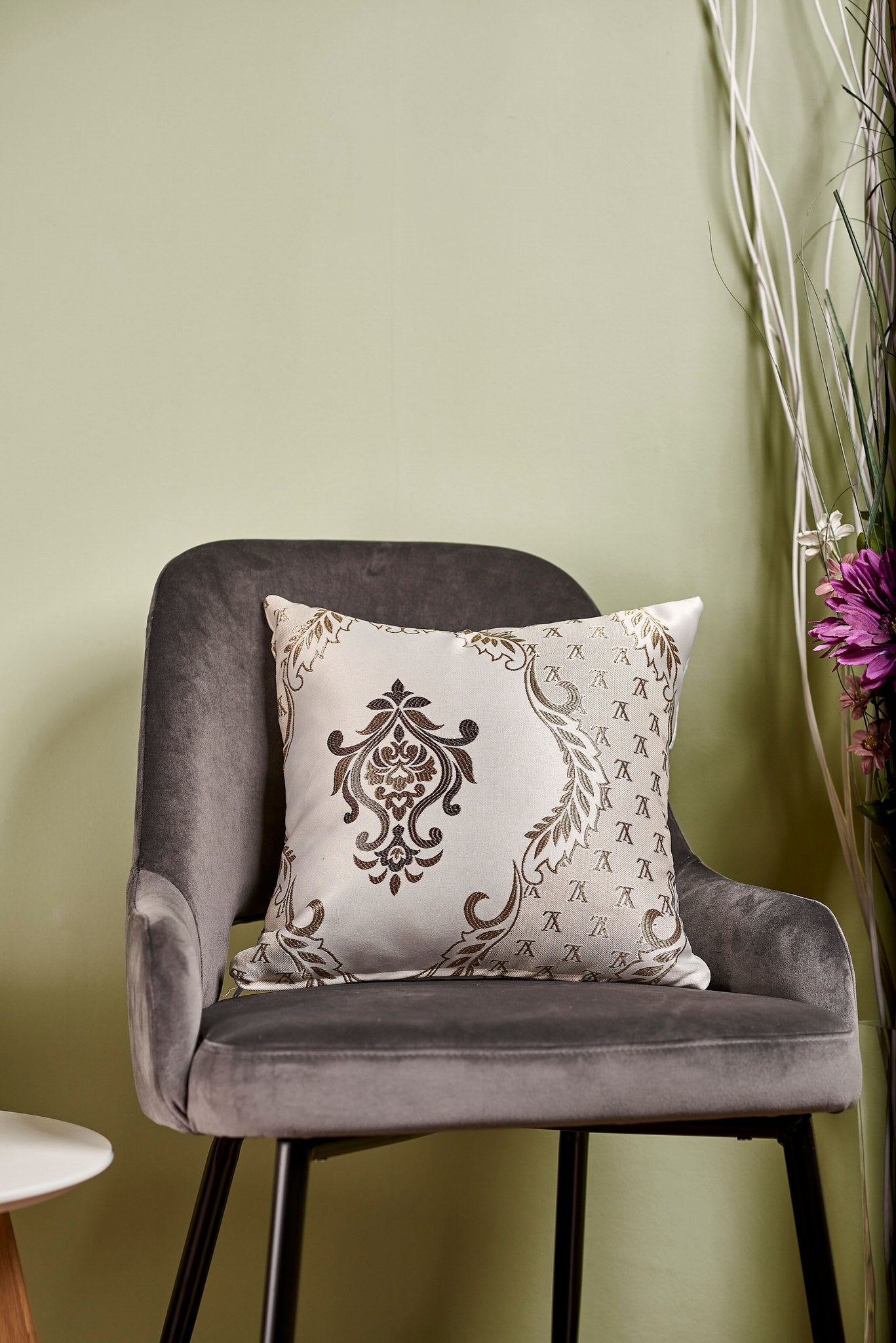 Față pernă Dubai XL – Husă pernă decorativă 40×40, tafta texturată, crom, bej, maro, auriu cu model clasic baroc