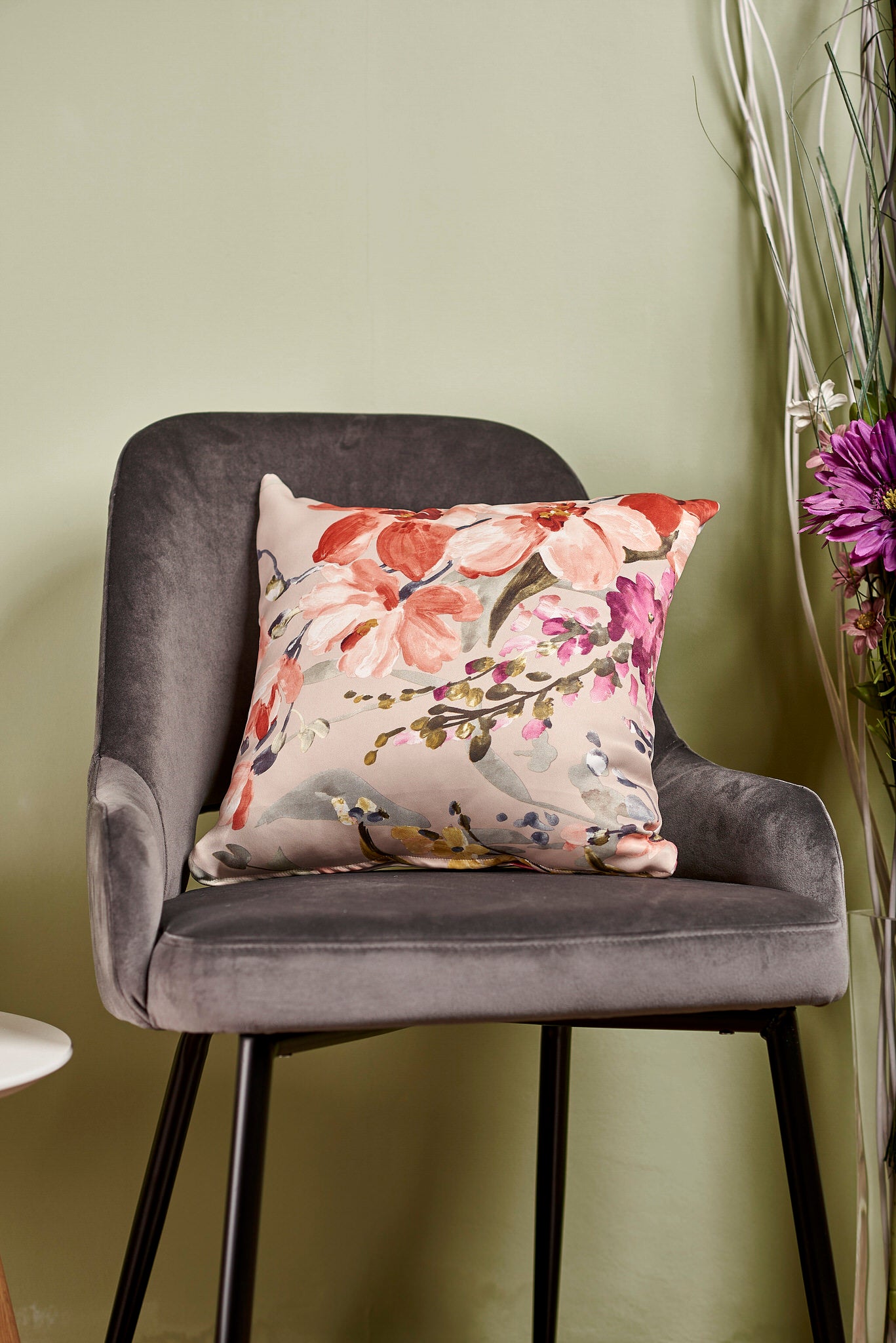 Față pernă Flowers – Husă pernă decorativă 40×40, tafta texturată, model floral, fond crem cu roz, bej, corai, verde, gri