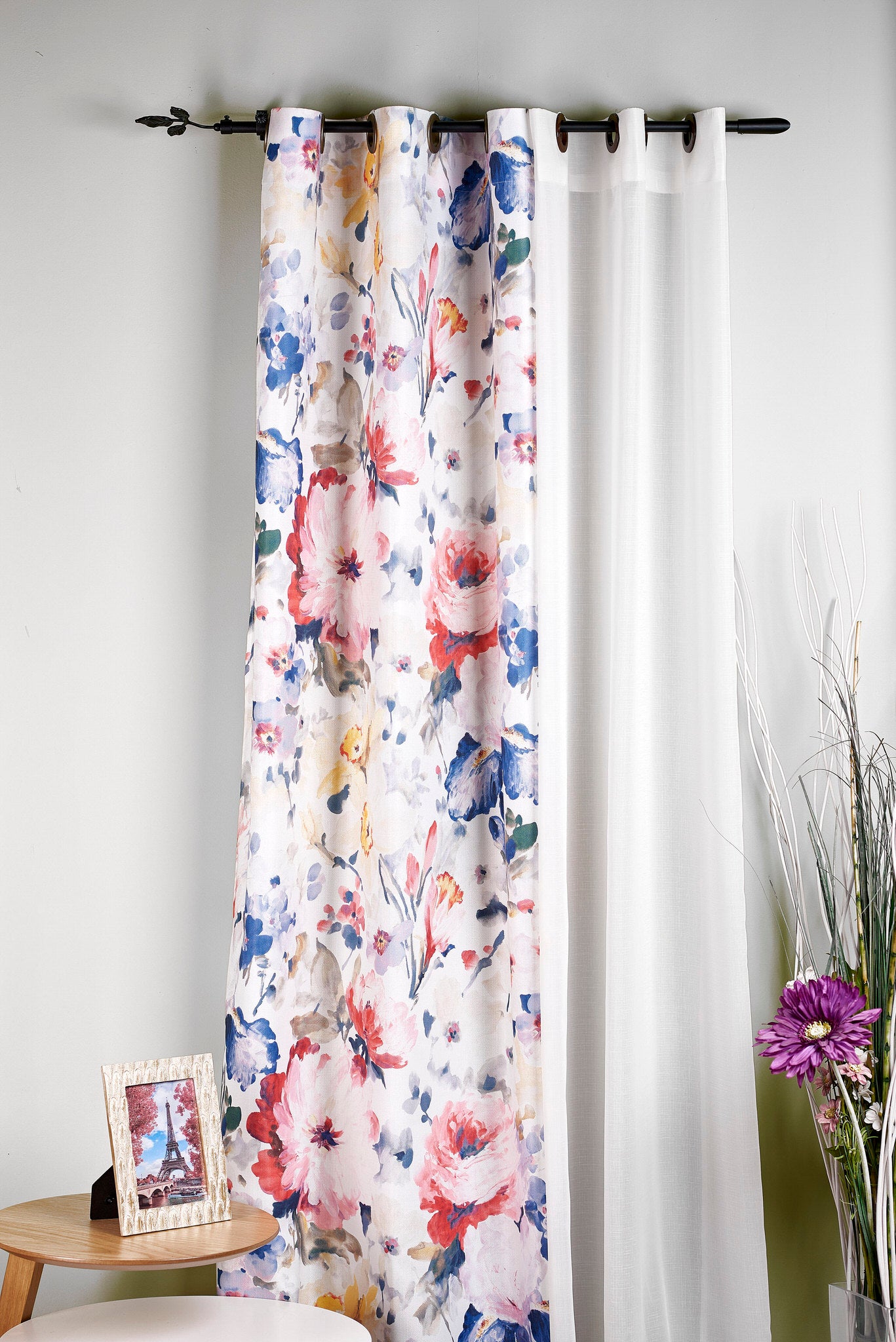 Draperie Zelda V3, fundal alb, cu imprimeu floral color