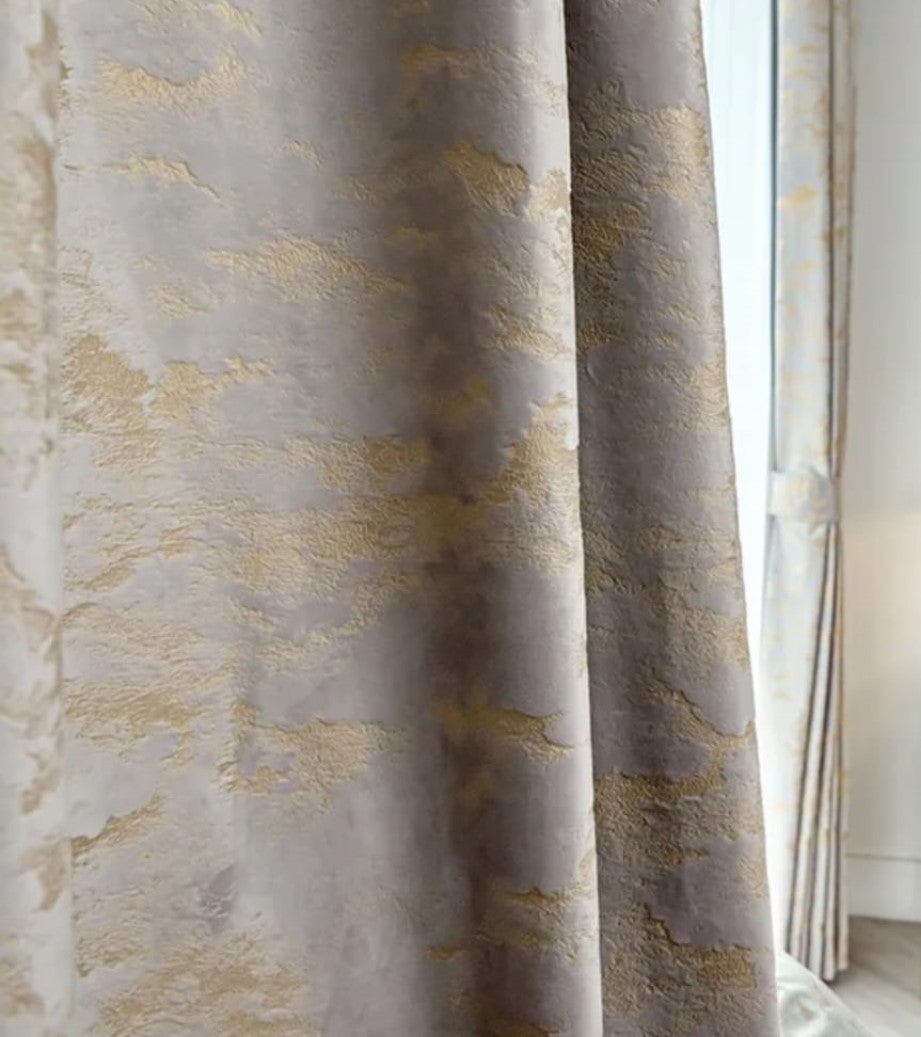 Draperie catifea Velvet 112/5, imprimată, texturată, grej cu auriu