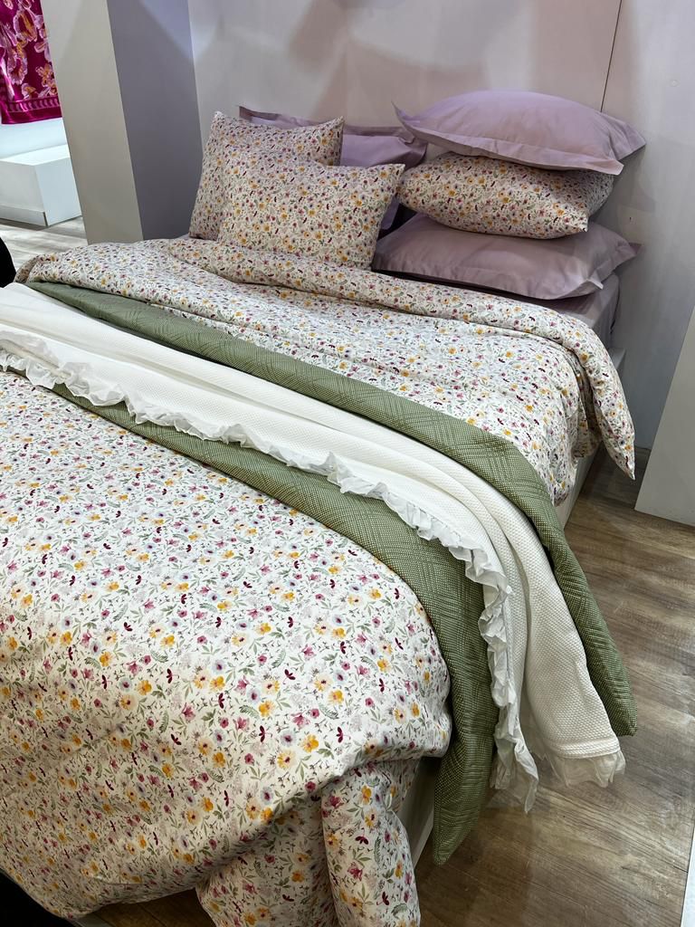 Set lenjerie de pat pentru 2 persoane, bumbac satinat, cearceaf pilotă 200 x 200 cm cu 2 fețe de pernă 50 x 70 cm, model floral multicolor