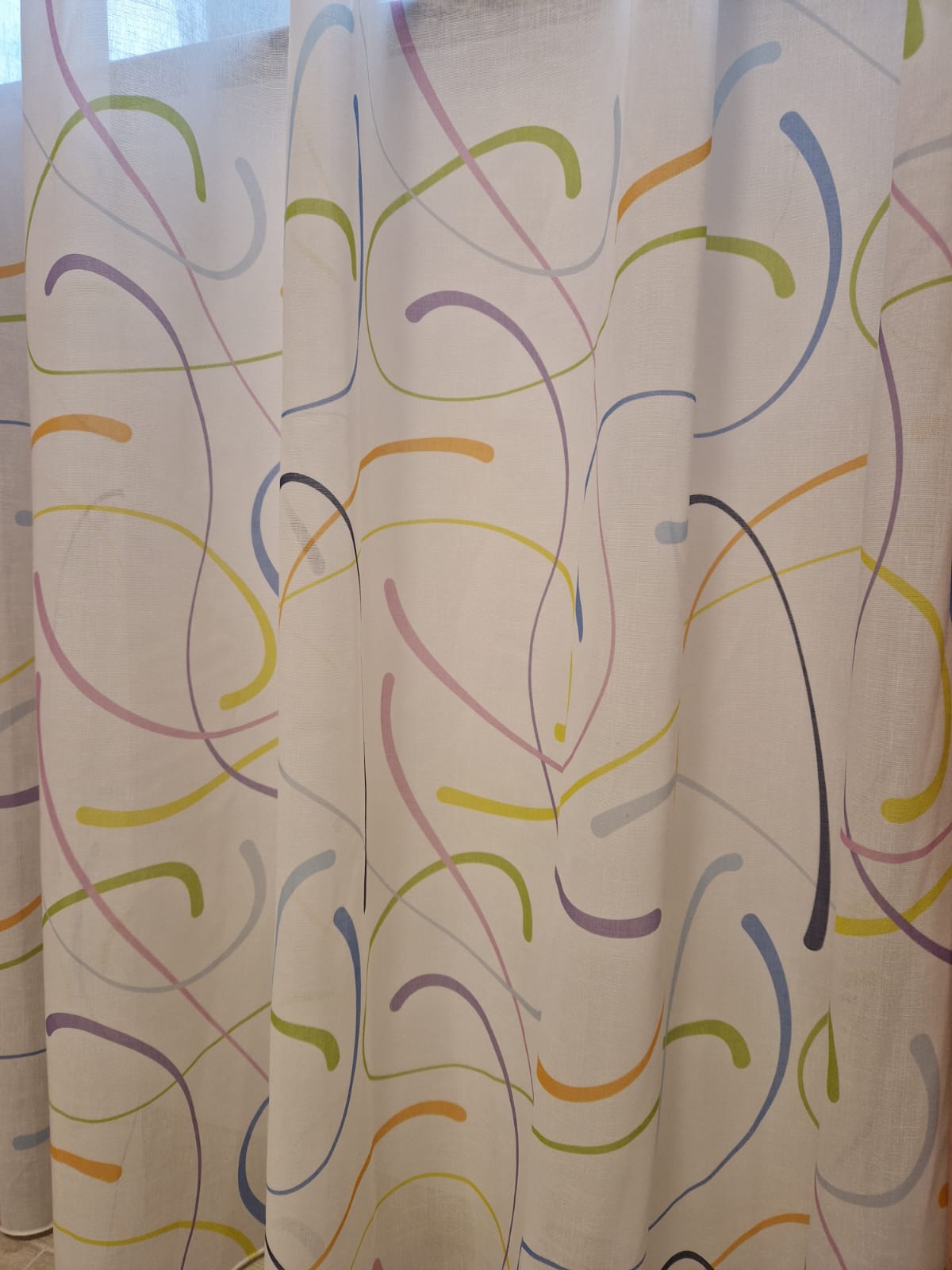 Perdea CVK Painted, in, fond alb cu model multicolor și fir de plumb în partea inferioară