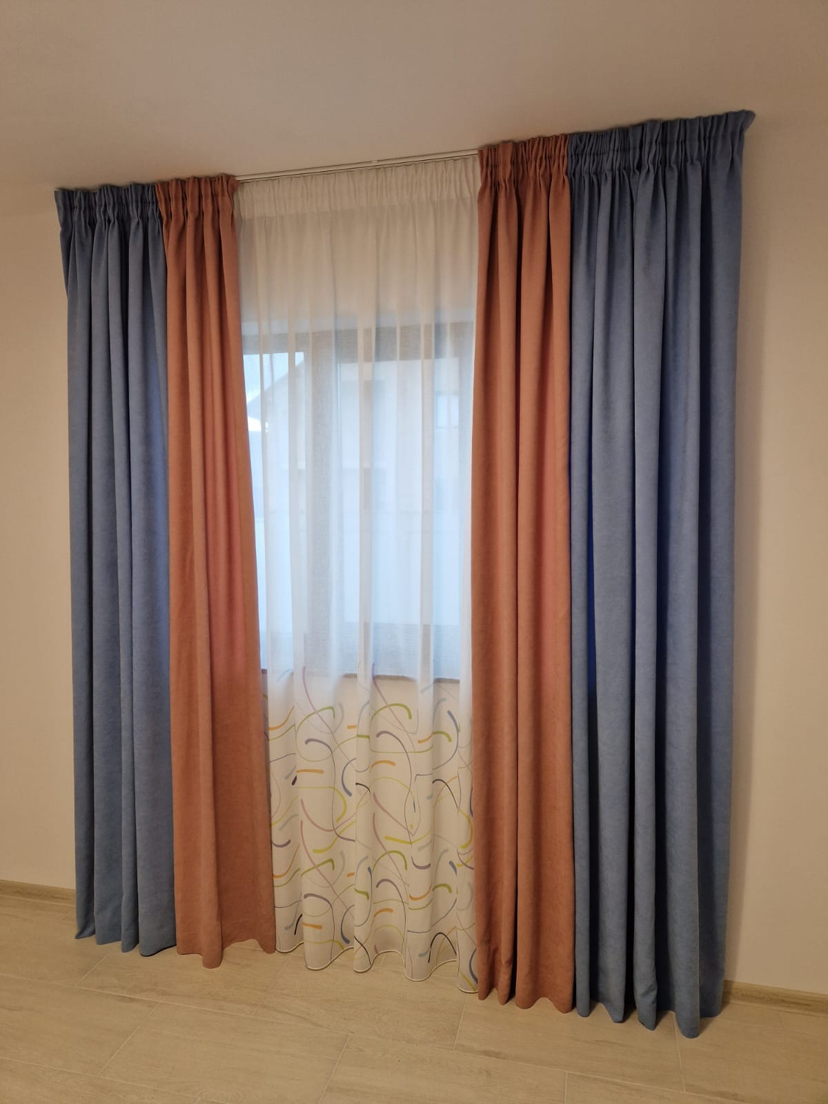 Perdea CVK Painted, in, fond alb cu model multicolor și fir de plumb în partea inferioară