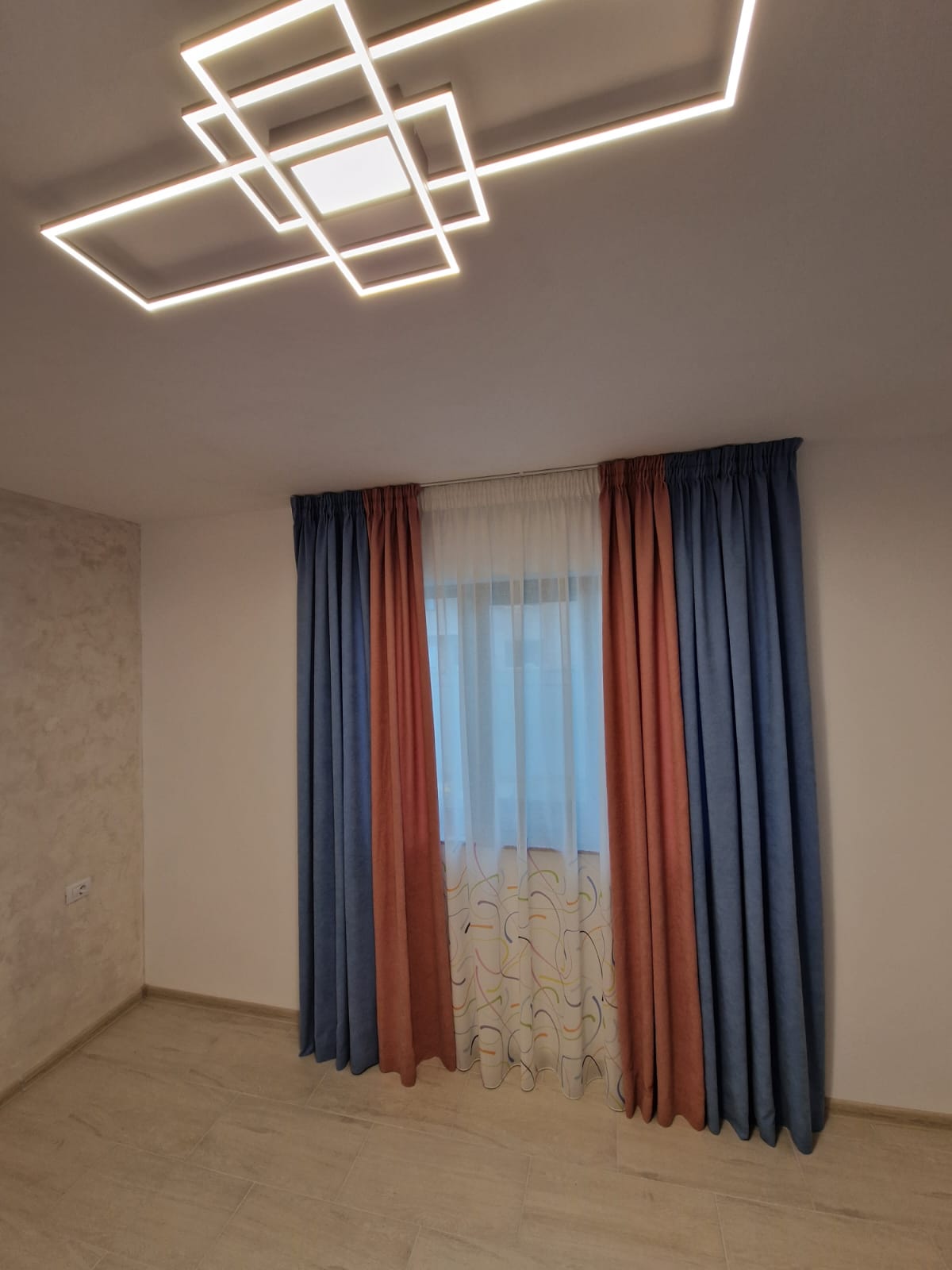 Perdea CVK Painted, in, fond alb cu model multicolor și fir de plumb în partea inferioară