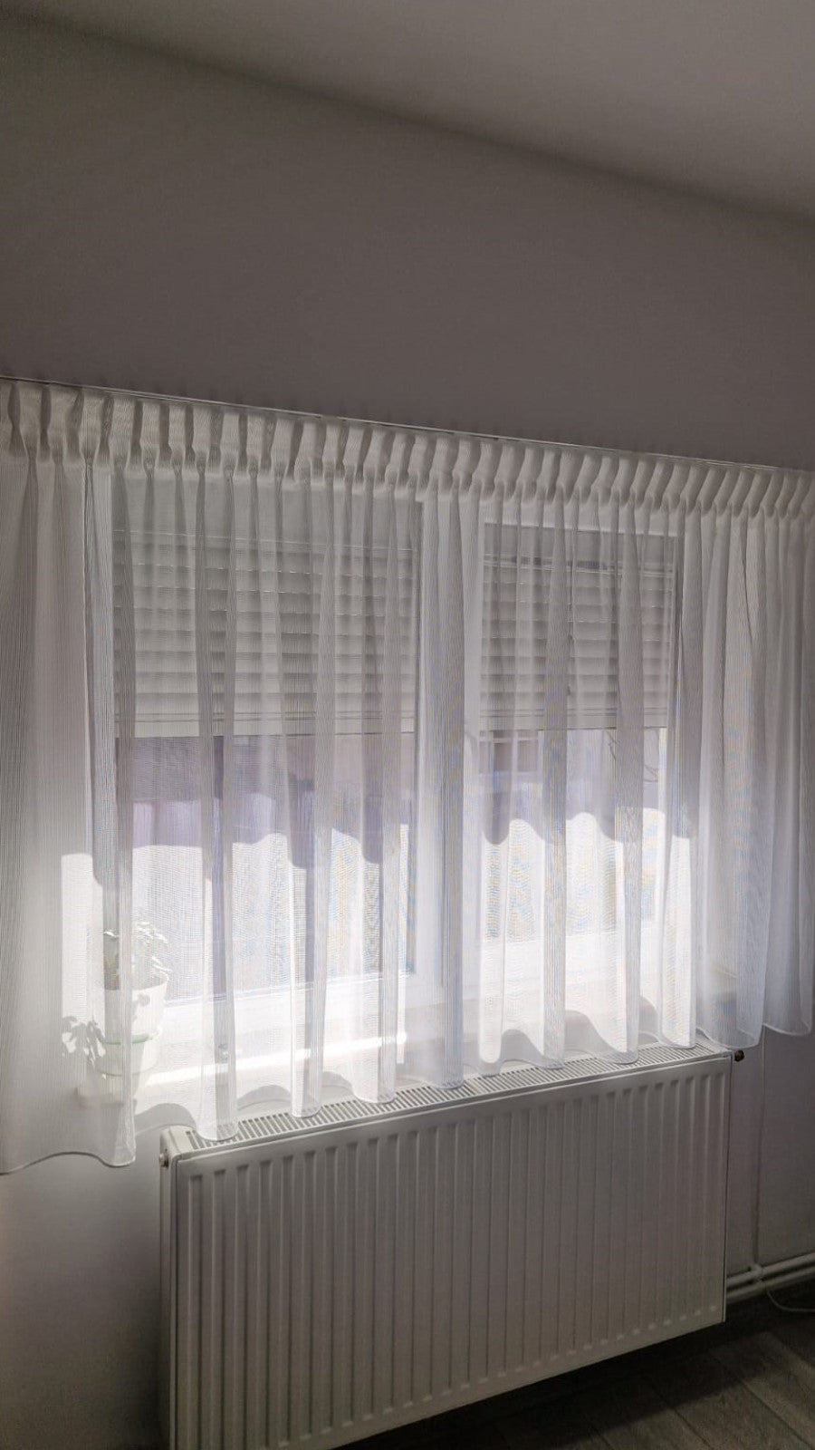 Perdea Paris 01, albă, tip plasă, material special pentru pisici