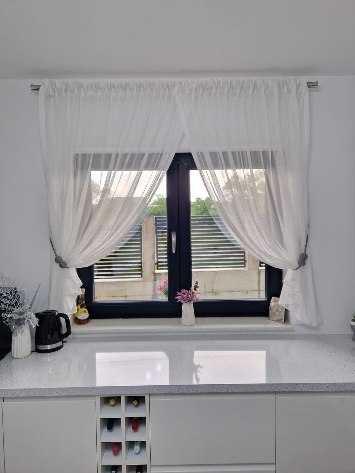 Decorative round magnet for hanging curtains and drapes, 40 cm textile cord, pearl gray and anthracite