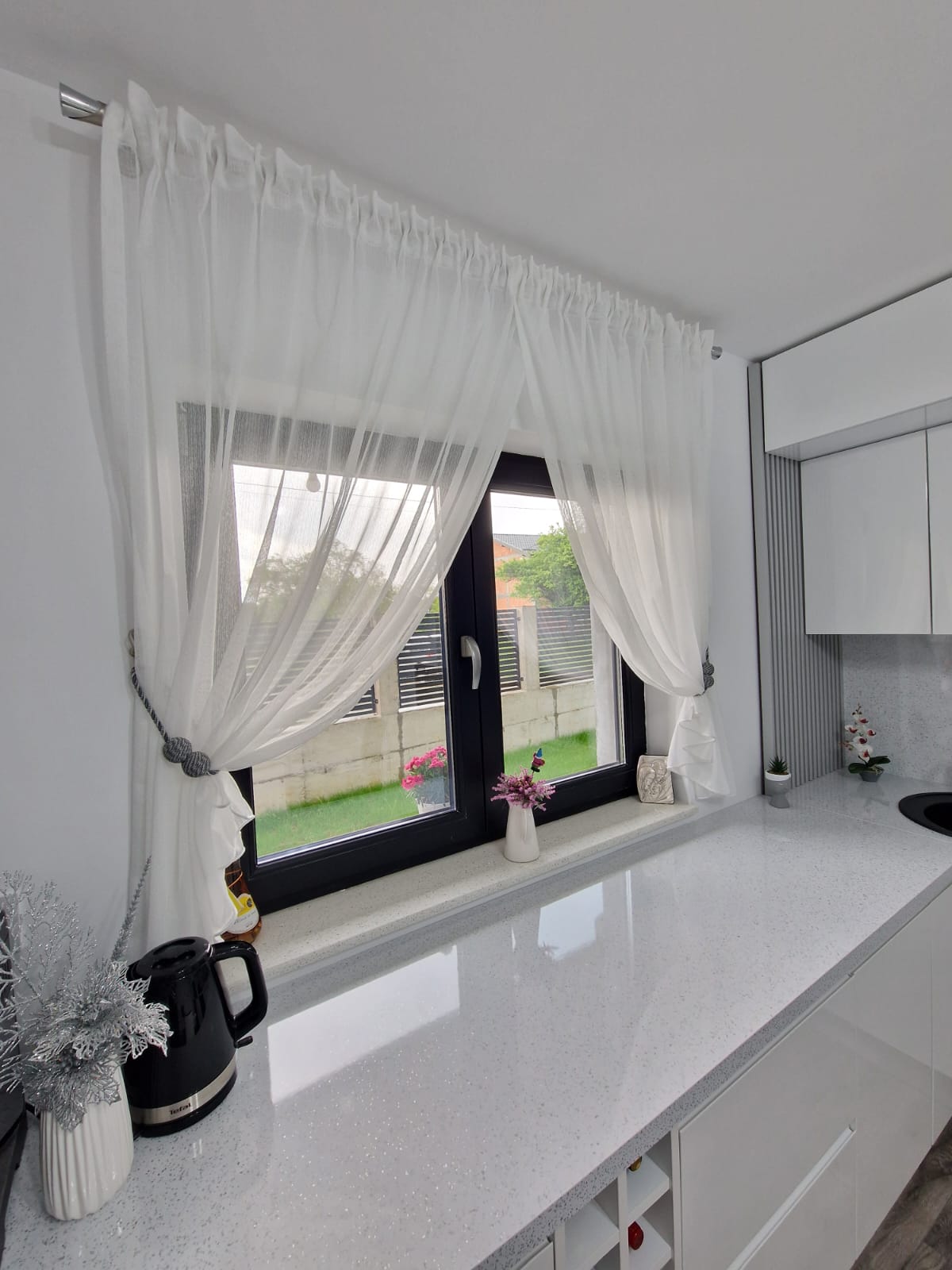 Decorative round magnet for hanging curtains and drapes, 40 cm textile cord, pearl gray and anthracite