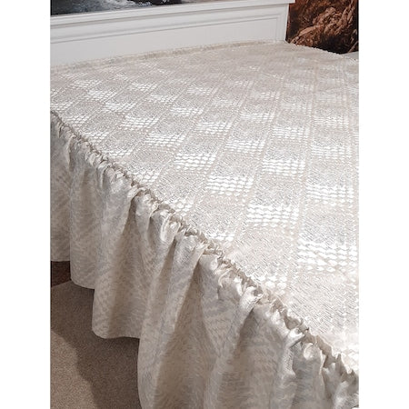 Cuvertură pat, Marazzi 06, crem și argintiu, model de lux cu volane elegante, 1.60 x 2.30 m