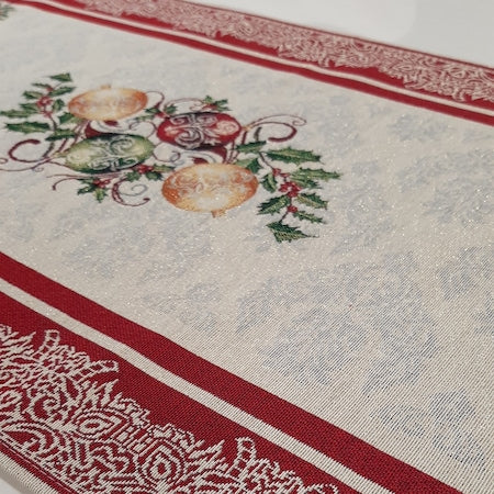 Napron Sweet Red Christmas, bumbac, model cu globulețe, alb, argintiu și roșu, dimensiuni 45 x 95 cm